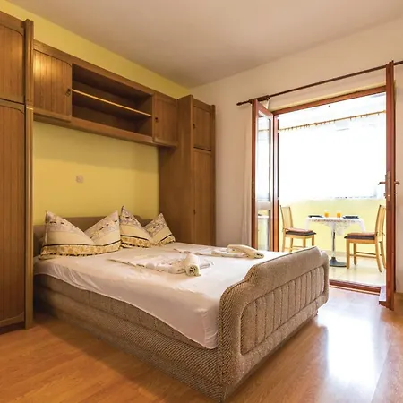 Two-bedroom With Sea View 02 דירה